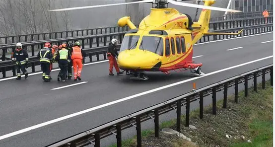 Una donna si getta dall'auto in corsa sull'A22: ricoverata in codice rosso