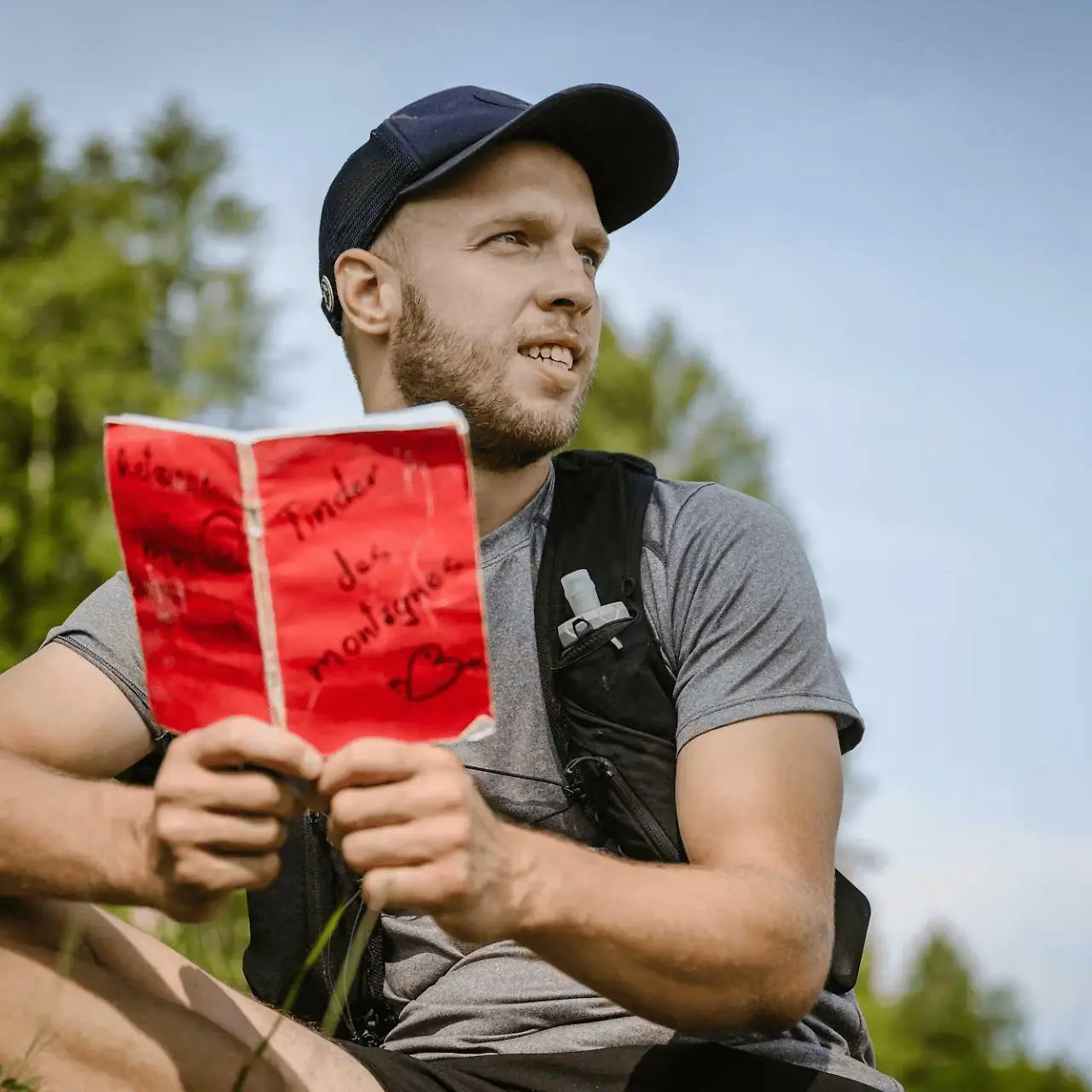 Il Tinder delle vette è un taccuino rosso