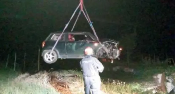 Rubano l’auto, sfondano il guard rail e volano nel torrente: feriti tre minorenni