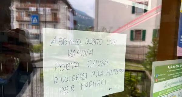 Incappucciato e armato di pistola rapina la farmacia. Poi la fuga in moto