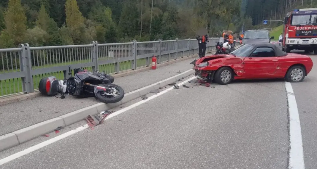 Val d'Ega: scontro tra due motociclisti e un'auto, i feriti trasportati a Bolzano