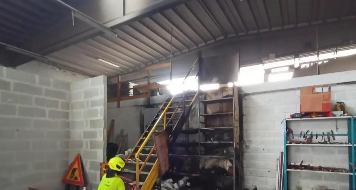 Salorno, edificio in fiamme in zona industriale