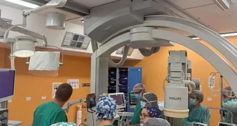 Intervento con una colla acrilica salva la vita a una neonata
