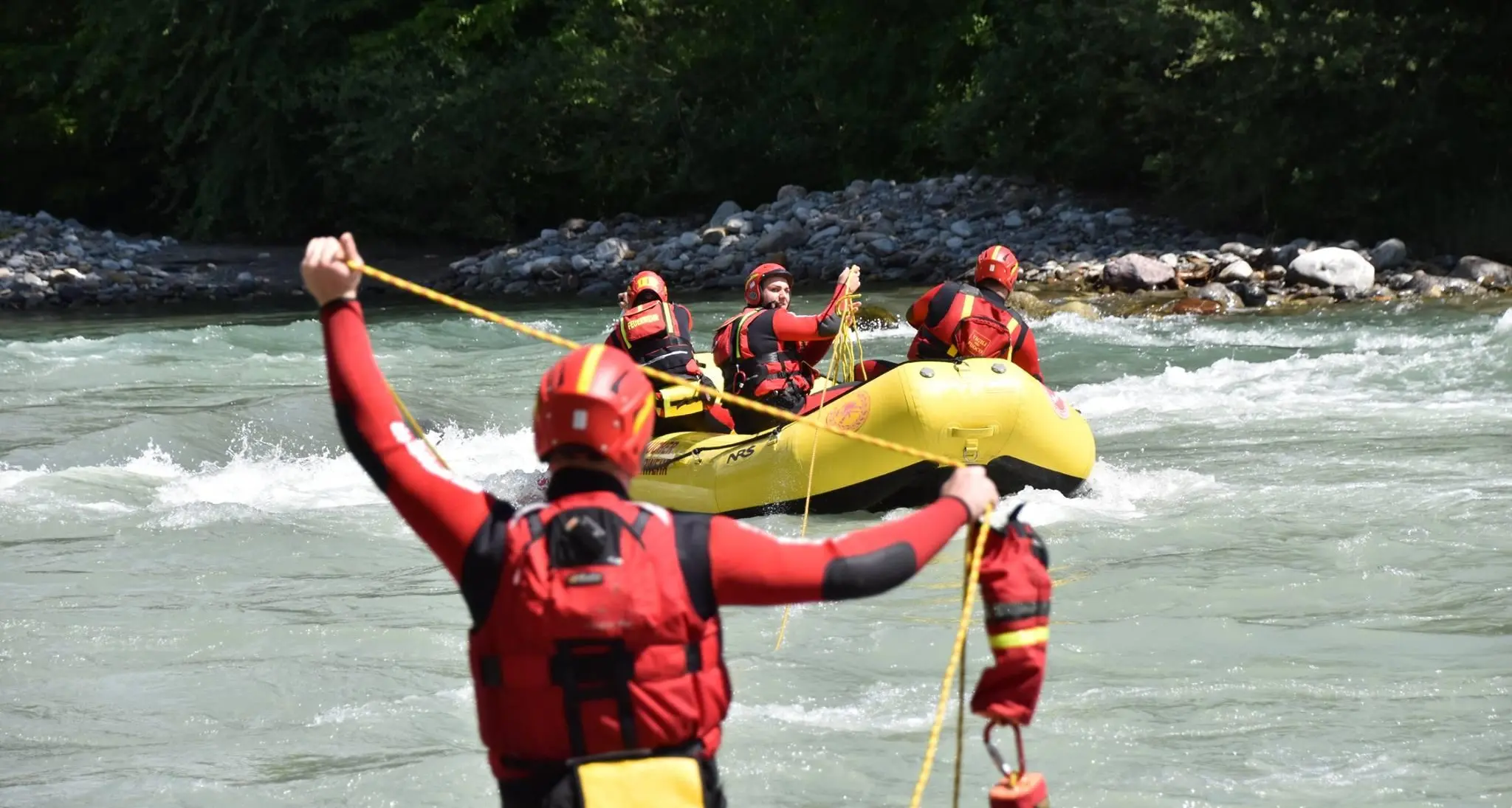 Uomo trovato in ipotermia su un isolotto dell’Isarco, salvato dai vigili del fuoco a Bolzano
