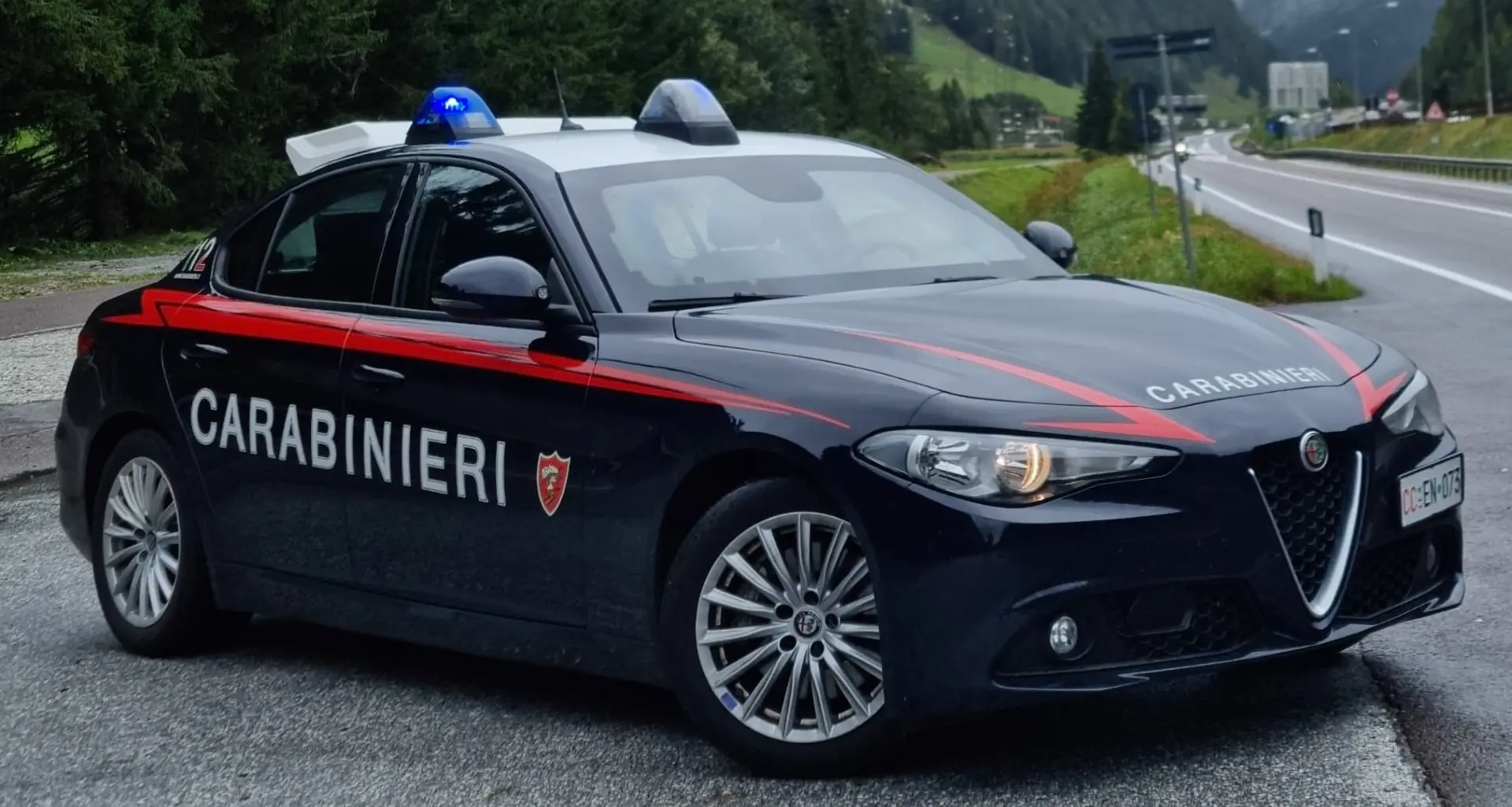 Fortezza, viaggiatrice aziona il freno d’emergenza: treno bloccato e capotreno minacciato