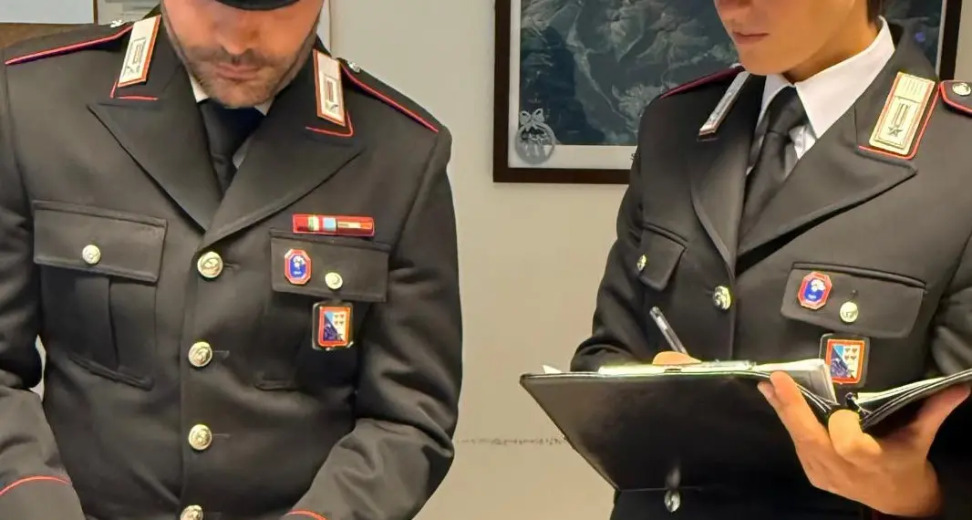 Vandoies, si presenta come investigatore privato ma ha una pistola senza permessi: denunciato