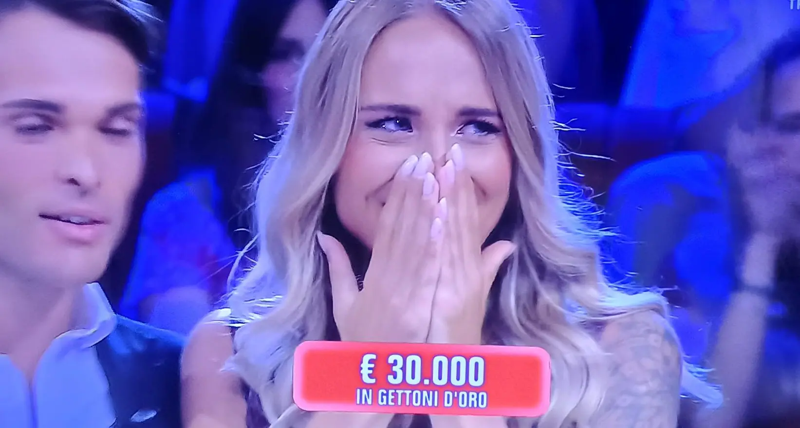 Affari Tuoi, Stefania Fravezzi conquista 30 mila euro ma cambia il pacco da 300 mila