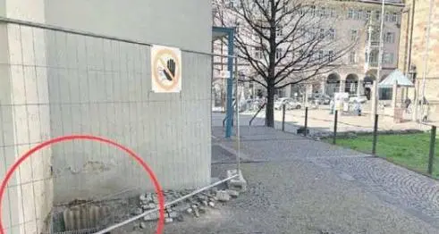 Bolzano, i Verdi contro la cancellata in piazza Parrocchia: “Non si risolve così il disagio sociale”