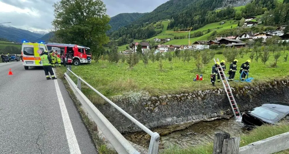 Auto vola nel torrente in valle Aurina, tratti in salvo i due occupanti