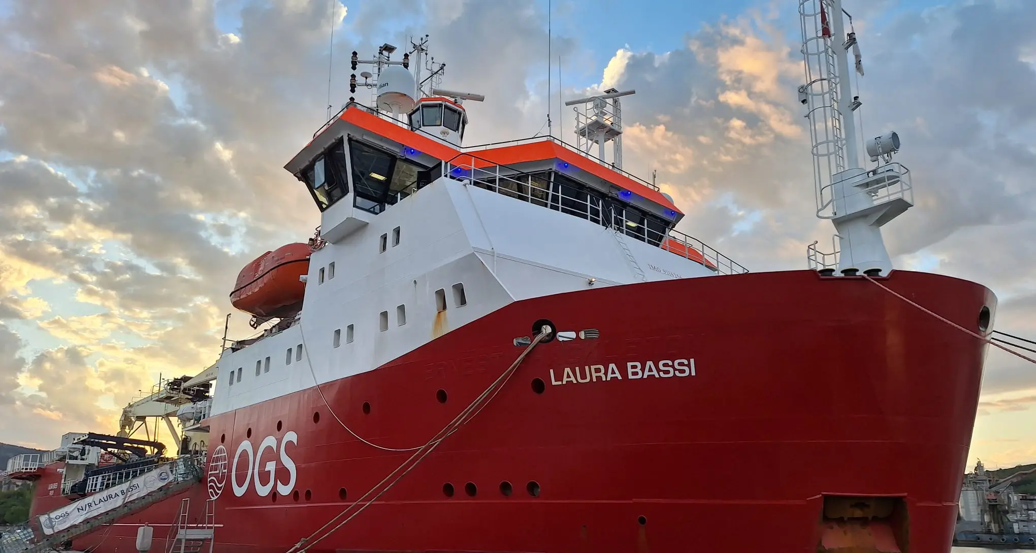 Ricerca: la nave Laura Bassi salpa per l'Antartide con a bordo il ghiaccio delle Alpi