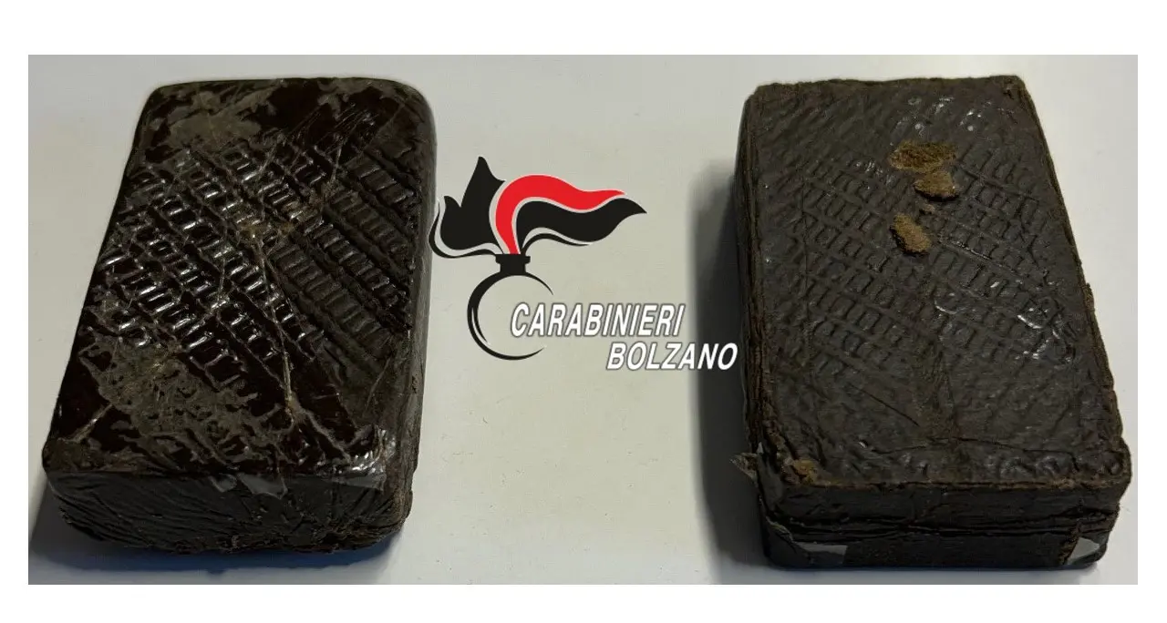 Lana, arrestato un pusher 25enne: aveva due panetti di hashish nel giaccone