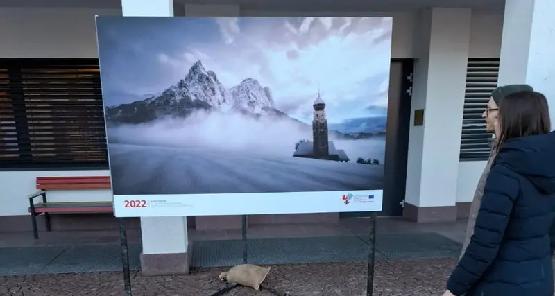 Euregio, la mostra itinerante del calendario 2026 arriva in Alto Adige