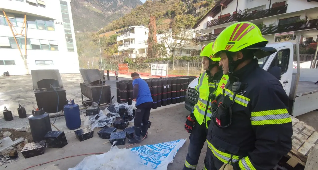Fumi da cantiere allo School Village di Merano: evacuati alcuni studenti
