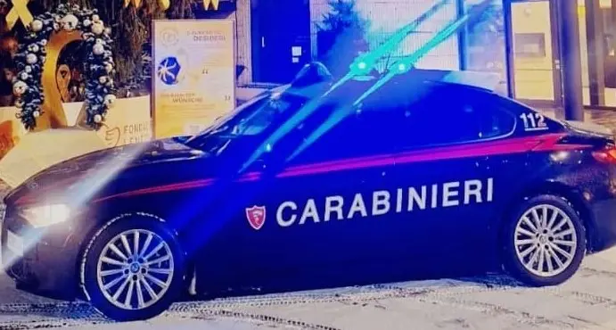 Furto su auto a Tesimo: ruba 90 euro, fa danni per 250