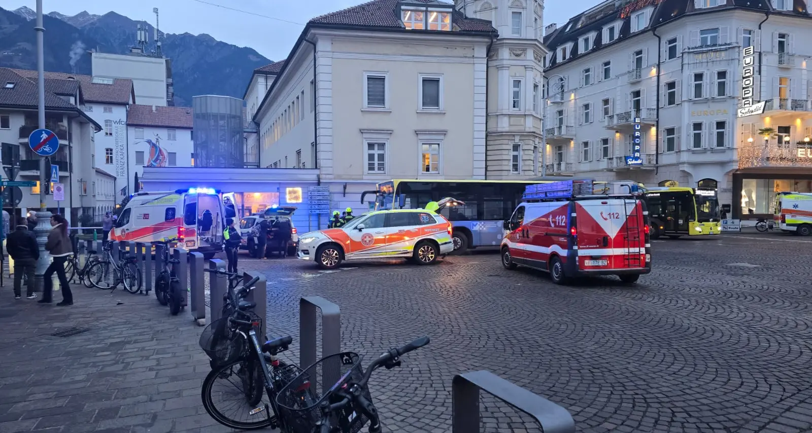 Merano, paura per una ragazza in bici investita da un bus in piazza Teatro