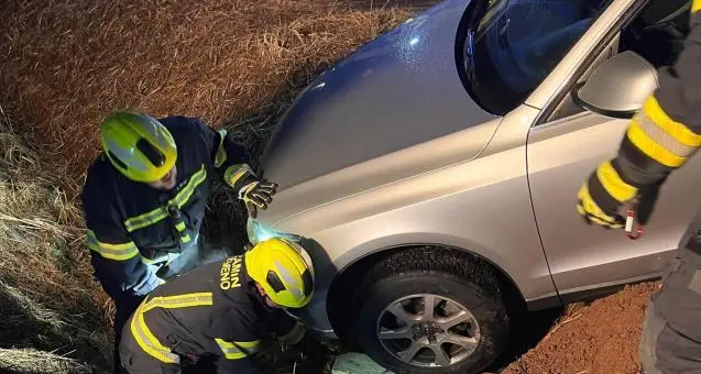 Auto esce di strada e finisce in un fosso fra Termeno e Ora, conducente illesa