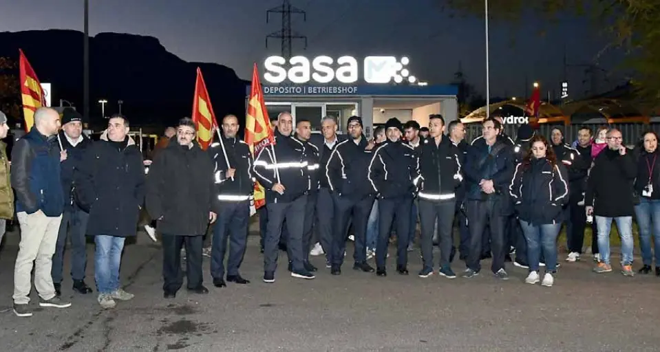 Aumenti, la Sasa tira dritto. I sindacati: «Garantiteli a tutti»