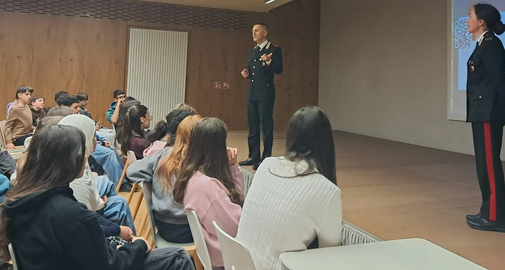 Cyberbullismo e AI, confronto tra carabinieri e ragazzi a Bressanone