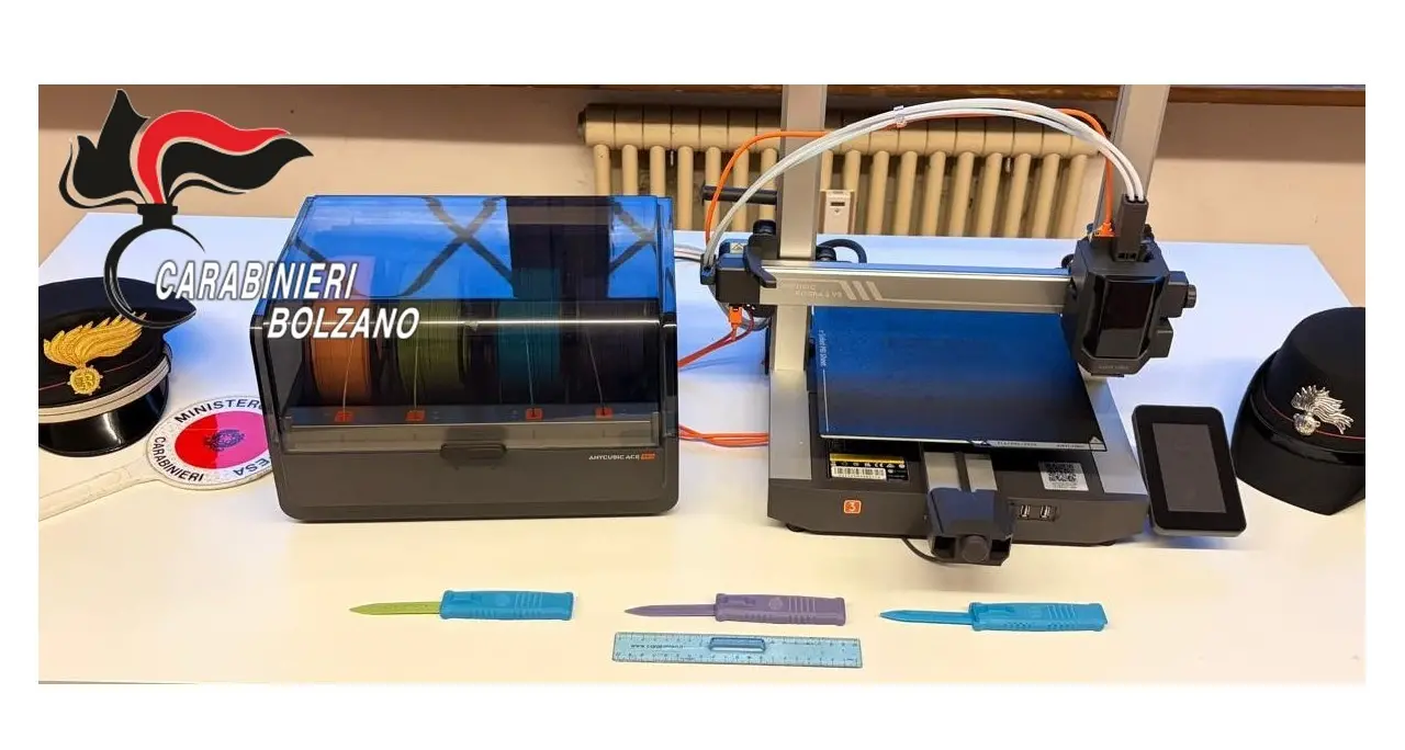 Coltelli stampati in 3D portati a scuola: indagine su un minore a Terlano
