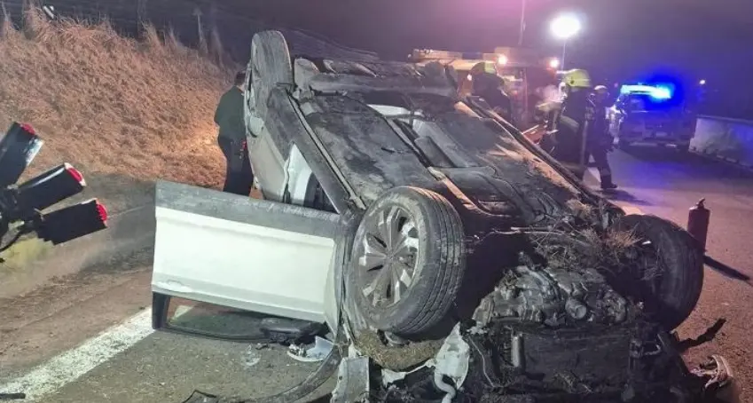 Incidente serale sulla Mebo: auto capovolta, traffico in tilt