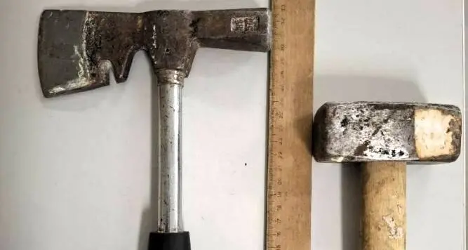 Bolzano, lo trovano con la bici rubata e fugge con mazza e accetta: è caccia all'uomo