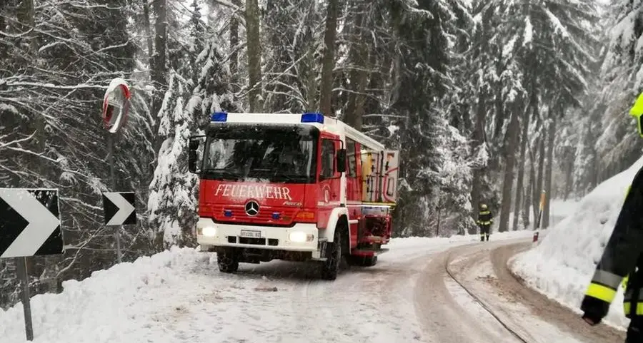Funes, auto ignora il divieto e finisce verso la pista di slittino: recuperata dai vigili