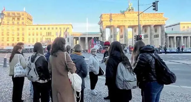Voglia di gita anche senza professori, i ragazzi aggirano la protesta