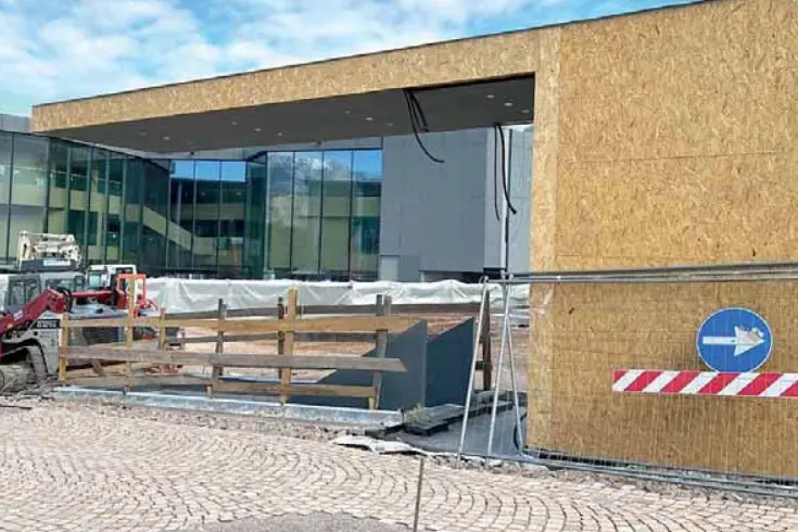 Nuova piazza nel centro di Laives, il garage \"a trampolino\" tra ironia e polemiche