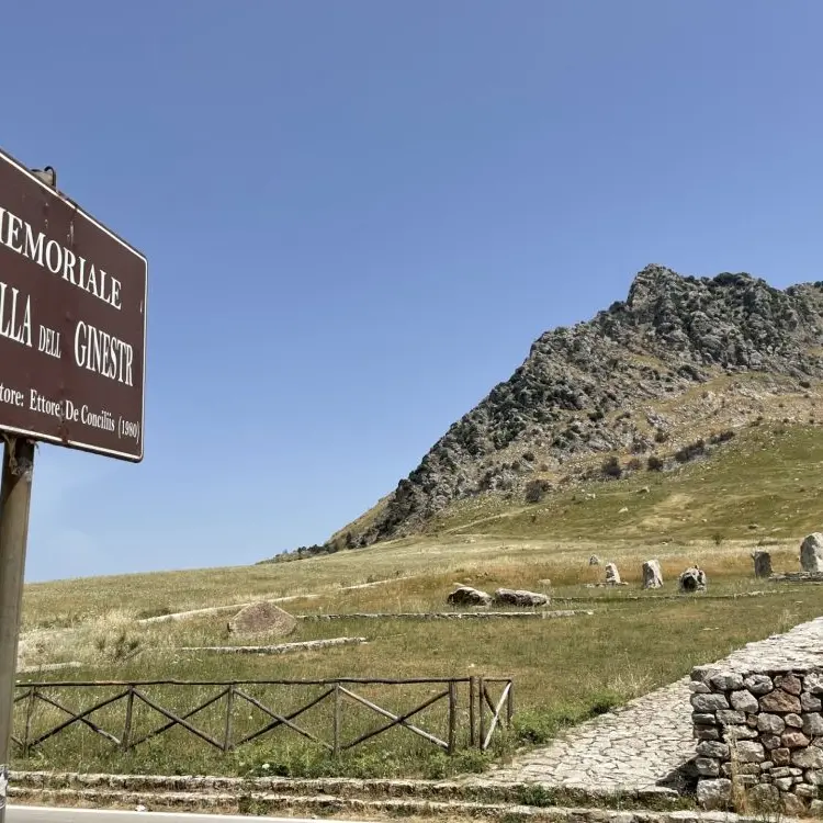 Nei silenzi di Portella della Ginestra tra sole, vento e fantasmi senza volto