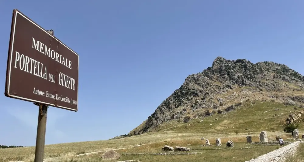 Nei silenzi di Portella della Ginestra tra sole, vento e fantasmi senza volto