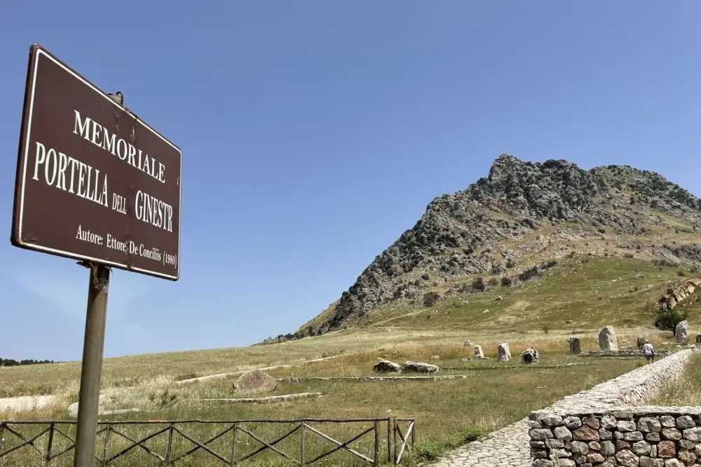Nei silenzi di Portella della Ginestra tra sole, vento e fantasmi senza volto