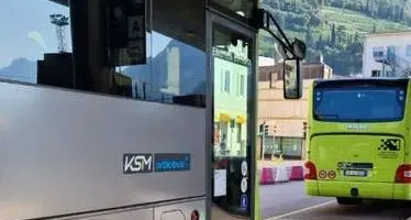 Bolzano, il posto sul bus occupato dalla borsa: mutilato di guerra deve restare in piedi