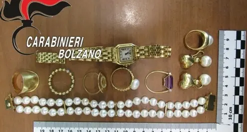 Truffano due anziane a Bolzano: rubati gioielli per 50 mila euro