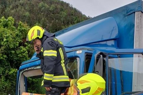 Scontro tra due camion sulla A22 tra Chiusa e Bressanone: autista incastrato e code