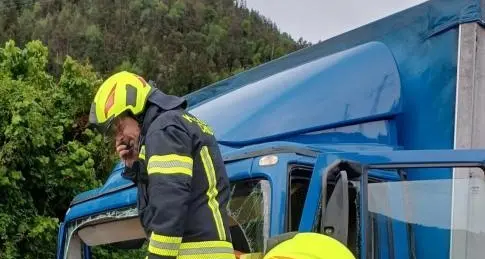 Scontro tra due camion sulla A22 tra Chiusa e Bressanone: autista incastrato e code