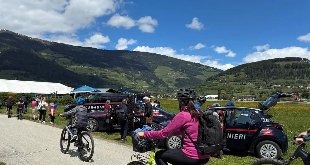Giornata in Bici a Vipiteno: in migliaia allo stand dei carabinieri con i cani addestrati