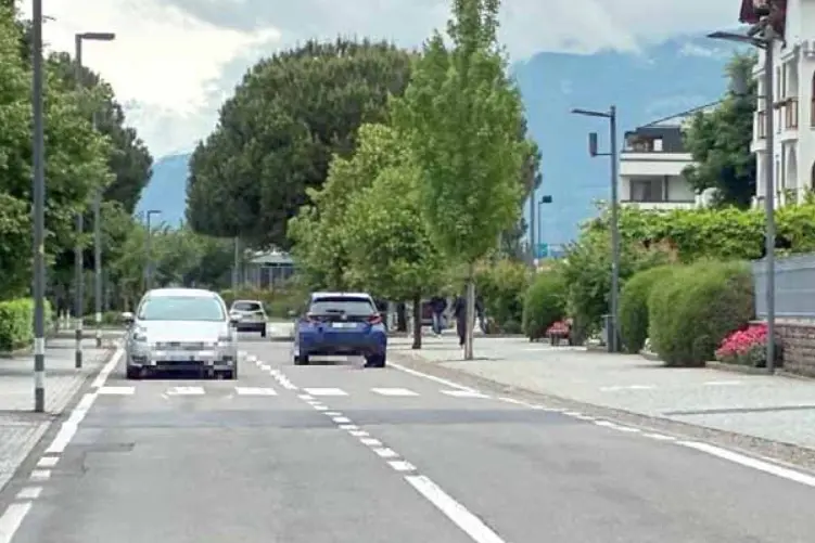 Laives, corse folli in auto a Pineta per prendere la scorciatoia