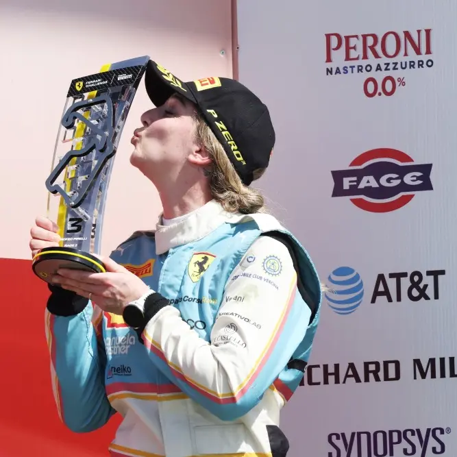 Manuela Gostner sul podio a Silverstone: primo acuto stagionale nel Ferrari Challenge UK