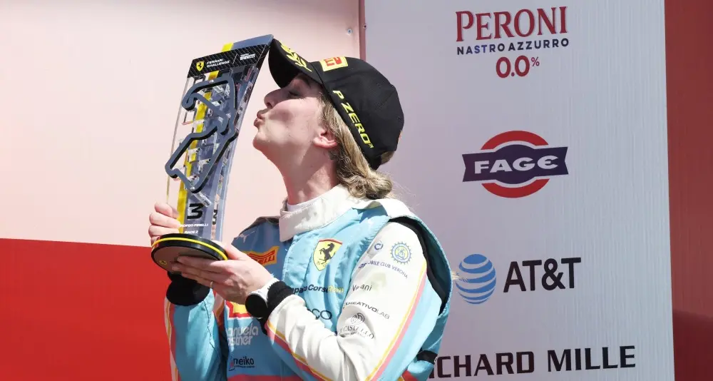 Manuela Gostner sul podio a Silverstone: primo acuto stagionale nel Ferrari Challenge UK