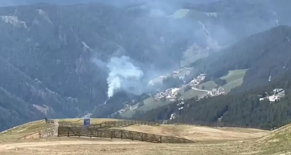 Le fiamme raggiungono il bosco sopra Eores: intervento massiccio dei vigili del fuoco