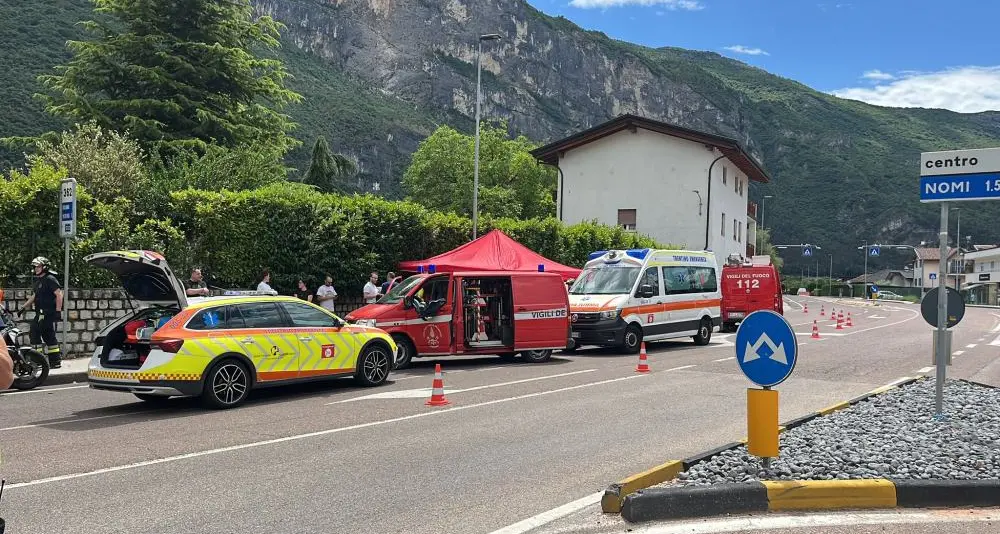 Schianto a Calliano, motociclista di 56 anni cade sull’asfalto e muore