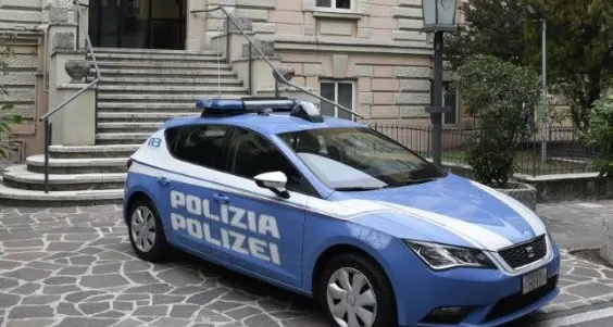 Bolzano, bambina resta chiusa in un armadietto: salvata dalla polizia