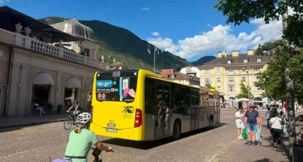 Nuova fermata piazza Walther: bus più accessibili in centro a Bolzano. Le novità
