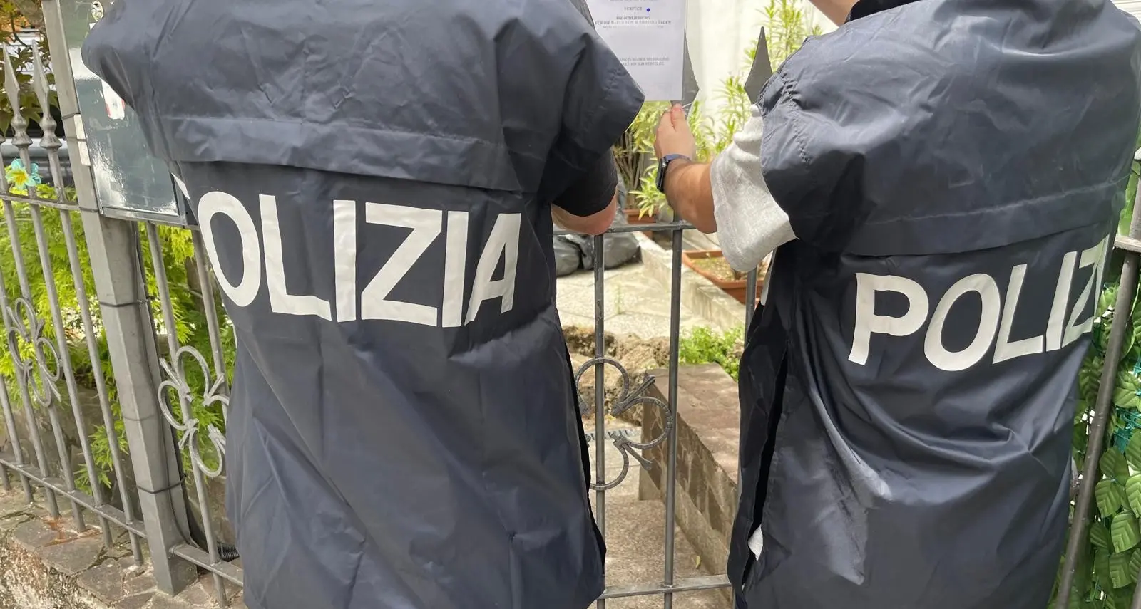 Blitz delle forze dell'ordine in un residence a Bolzano: scatta la chiusura