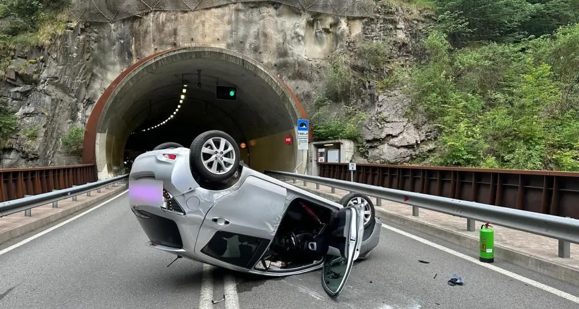 Auto ruote all'aria in val d’Ega: ottantaduenne quasi illesa