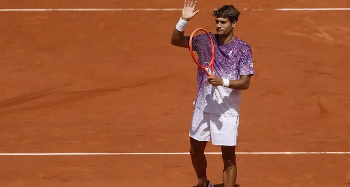 Roland Garros, Arnaldi si ritira per un virus: Cobolli vola in finale