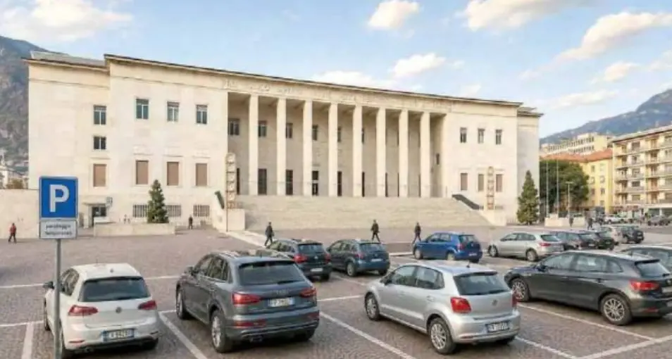 Parcheggi a Bolzano, via libera a 50 posti auto in piazza Tribunale