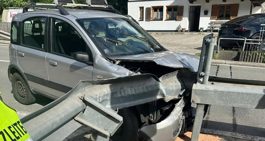Perde il controllo dell’auto e finisce contro il guardrail sul ponte Neuhaus