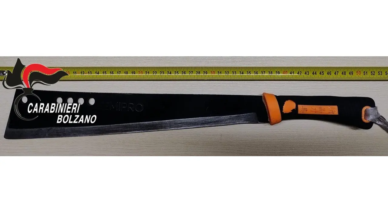 Machete da 50 centimetri sulla ciclabile: denunciato 34enne a Marlengo