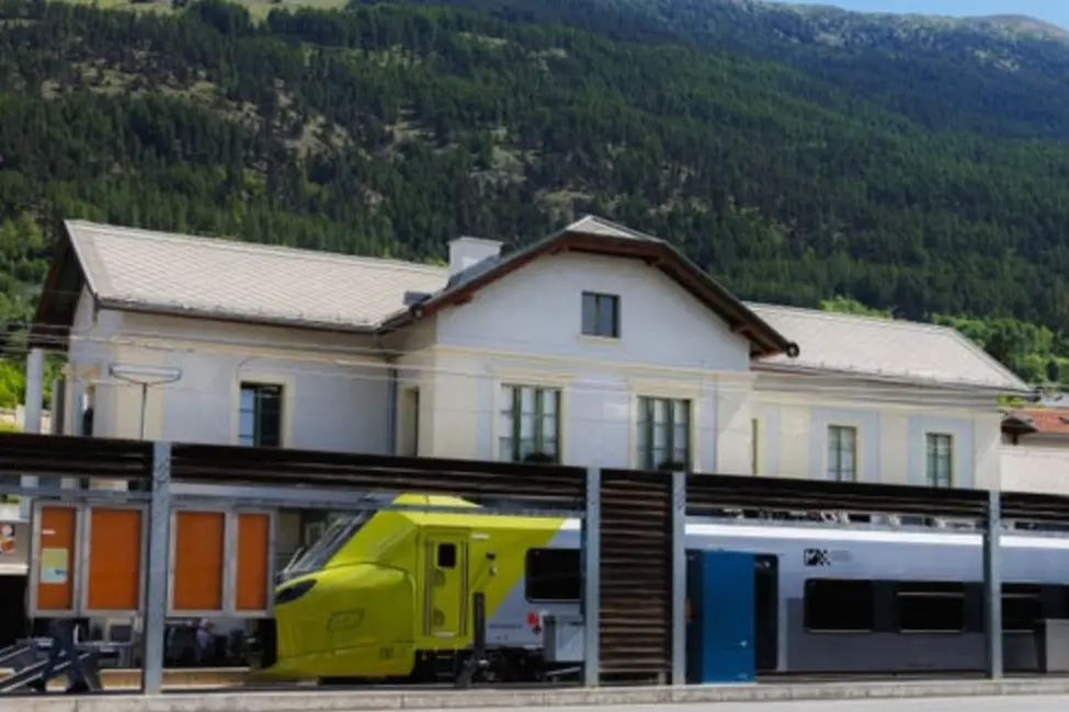 Val Venosta, entra in servizio il nuovo treno elettrico: più posti e comfort